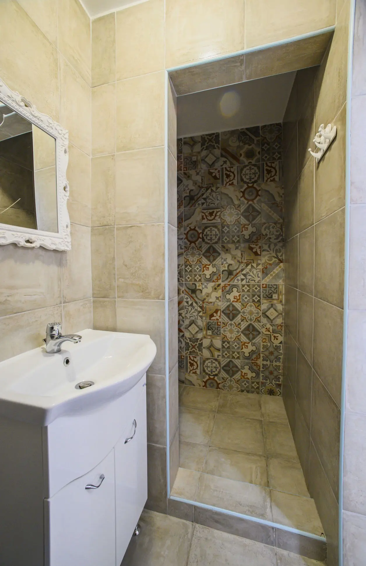 Kis apartman zuhanyzó